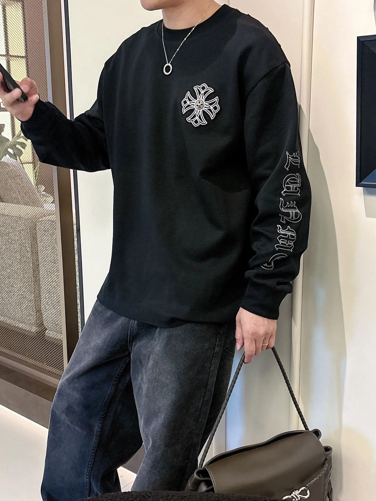 Pants P 470💰. Clothes P 408💰ChromeHearts Chrome Heart Round Neck Sweater Long Sleeve The pursuit of quality guarantees the absolute quality! Using double-sided cotton fabric, the texture is clearly visible, the texture is soft, delicate and smooth, custom three-dimensional embroidery ➕ patchwork and leather craftsmanship, full of drape! The workmanship is fine and the shoulder lines are smooth. All imported chain machines are used to make the shoulder rolling strips. It has a certain thickness and is not made of cheap material but has a shiny feel that is comfortable and not tight on the upper body. It is the most avant-garde street item that can be easily matched by both men and women!  Color: black white Size: m-3xl Style number: 3582